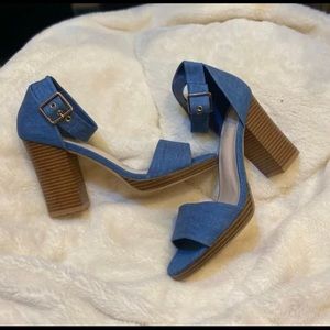 LIKE NEW —> Denim heels